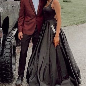 $250 obo. Beautiful black formal gown size 0 but could fit size 2/4. ❤️